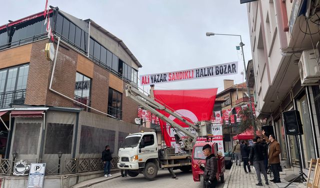 Sandıklı sokaklarında dikkat çeken pankart: Ali Yazar Sandıklı Halkı Bozar!