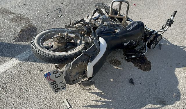 Afyon'da motosiklet otomobile çarpıp hurdaya döndü: Sürücü ağır yaralı!