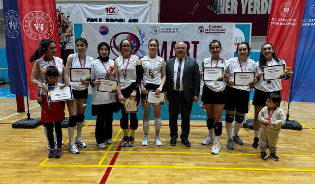 Afyon’da 8 Mart Dünya Kadınlar Günü Voleybol Turnuvası’nın galibi belli oldu