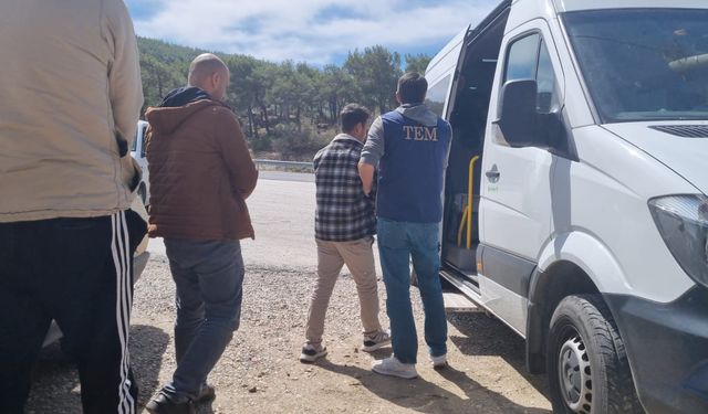 Afyon’da yakalanan 9 kaçak İzmir’e gönderildi