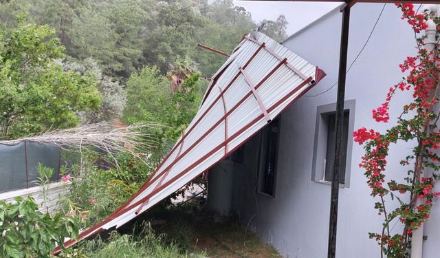 Muğla'da kuvvetli rüzgar ve sağanak nedeniyle bir evin çatısı zarar gördü