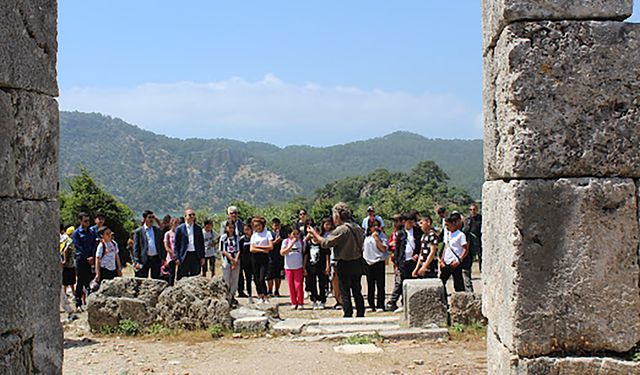 Muğla'da Turizm Haftası'nda öğrenciler antik kenti ziyaret etti