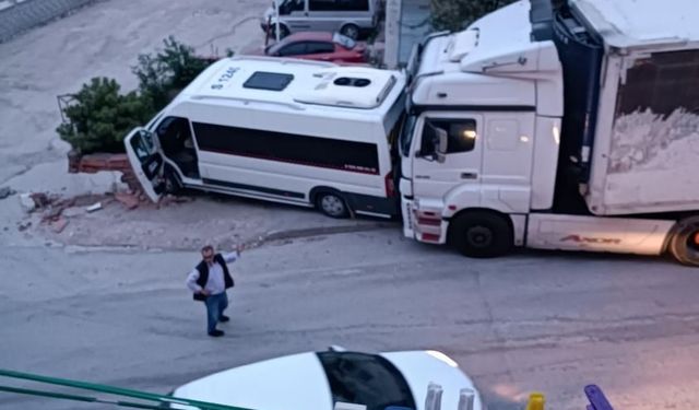 Eskişehir'de park halindeyken freni patlayan tır minibüse çarptı