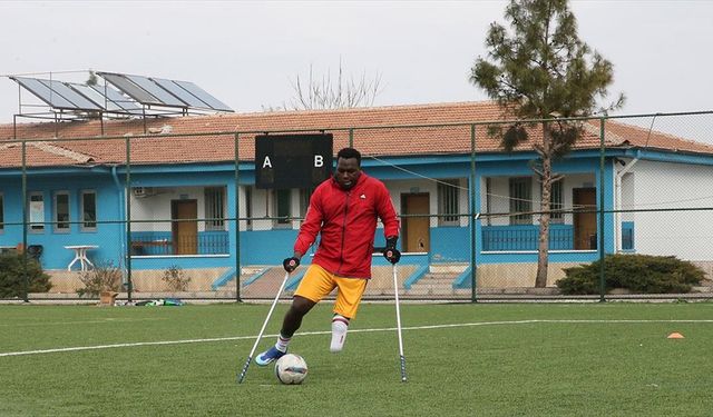 Doğuştan engelli sporcu Türkiye'de 5 takımda forma giydi