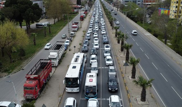 İzmir-Ankara kara yolunun Manisa geçişinde bayram hareketliliği sürüyor