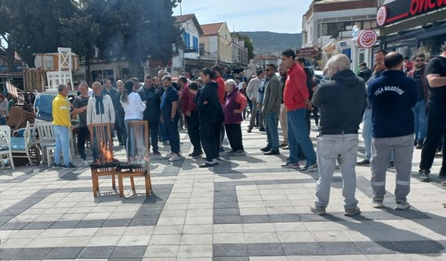 İzmir Foça'da esnaftan belediyeye "masa" tepkisi: Sandalyeleri yakarak tepki gösterdiler!
