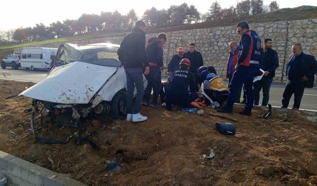 Kontrolden çıkan otomobil orta refüje çarparak durabildi