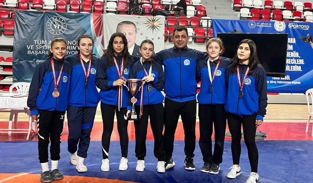 Afyon’un Güreşçi Kızları Üst Üste 3. Kez Türkiye Şampiyonu Oldu!