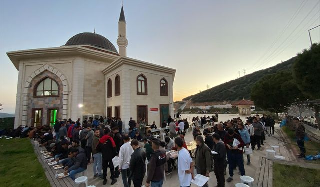 Yemekler iftarda vatandaşlara ikram ediliyor