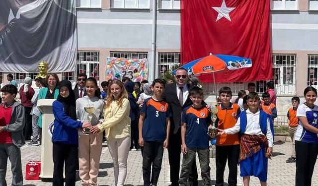 Afyon’da Spor Müsabakalarında Dereceye Giren Okullara Kupa