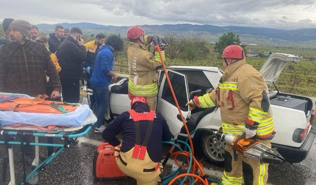 Manisa'da kamyona ve bariyerlere çarpan otomobildeki 5 kişi yaralandı