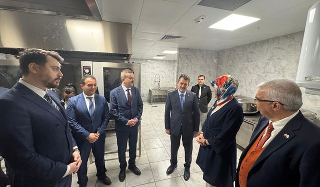 Türk Kızılay Genel Başkanı Yılmaz, İzmir'deki aşevinin mutfağını ziyaret etti