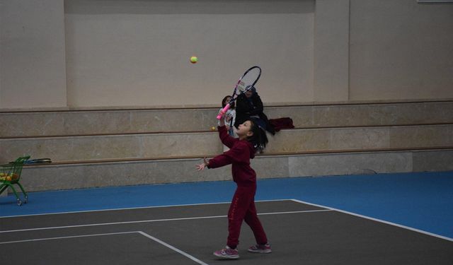 Afyon’da 23 Nisan Tenis Turnuvası başladı: Aileler davet edildi
