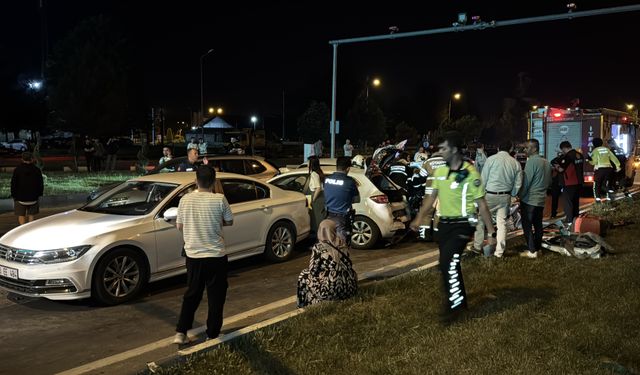 Kütahya - Afyon Yolunda Zincirleme Kaza: 6 Otomobil Karıştı, Çok Sayıda Yaralı Var