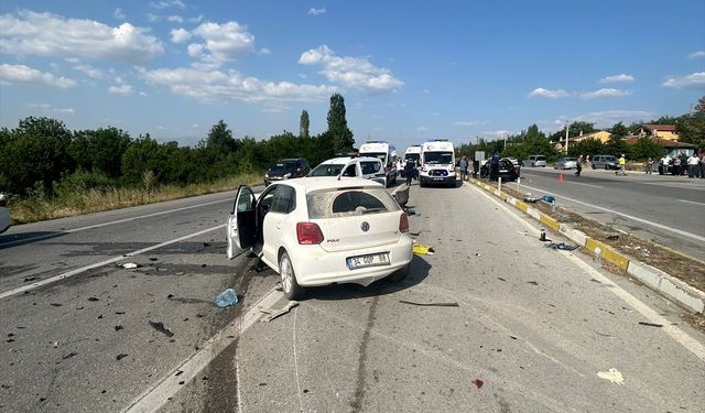 Afyon'da İki Otomobil Çarpıştı: Kazada Ölü Ve Çok Sayıda Yaralı Var