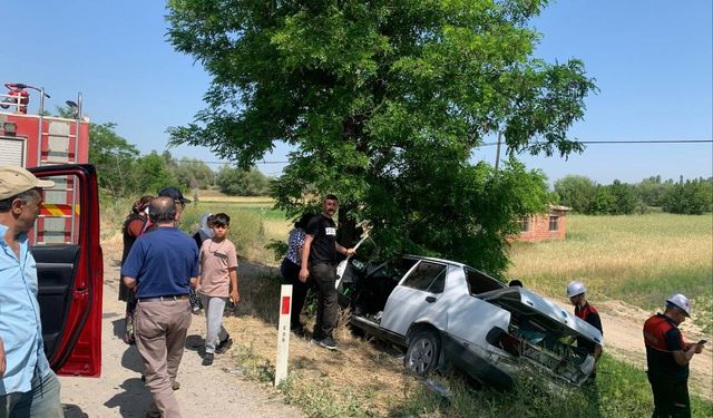 Afyon Çay'da İki Otomobil Çarpıştı: 6 yaralı var