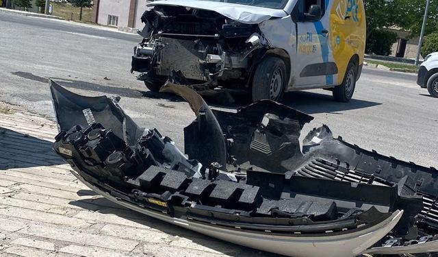 Afyon’da otomobille kamyonet çarpıştı: Otomobil sürücüsü yaralı!