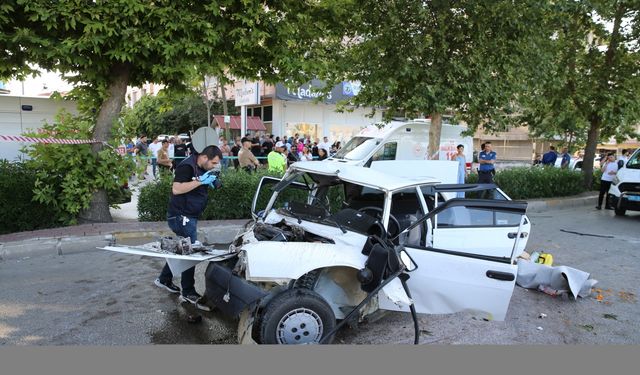 Denizli'de ağaca çarpışan binek araçtaki 1 şahıs hayatını kaybetti, 4 şahıs zarar gördü