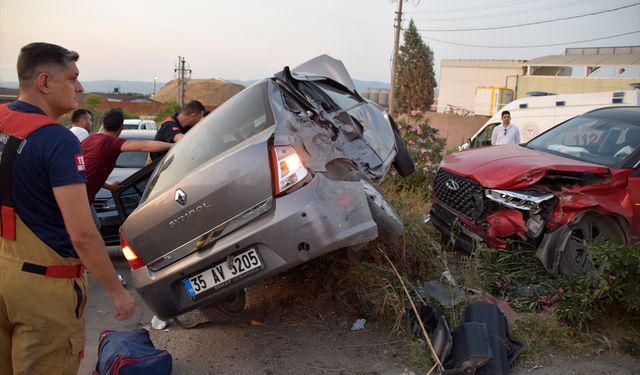 Manisa'da iki binek aracın çarpışması neticesinde 5 şahıs zarar gördü