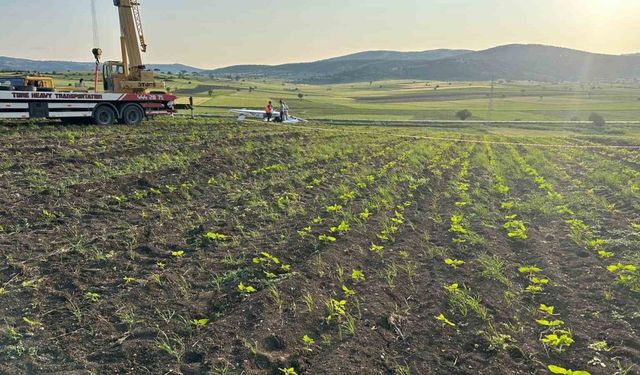 Bilecik’te düşen uçak, vinç yardımıyla kaldırıldı
