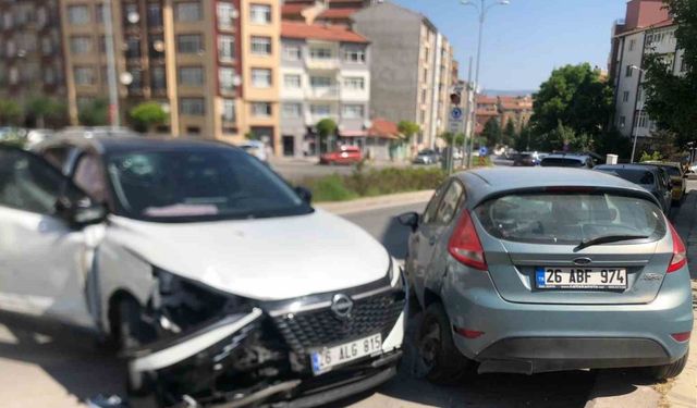 Eskişehir’de Cip Kontrolden Çıktı: 3 Araç Hasar Gördü, Sürücü Yaralandı