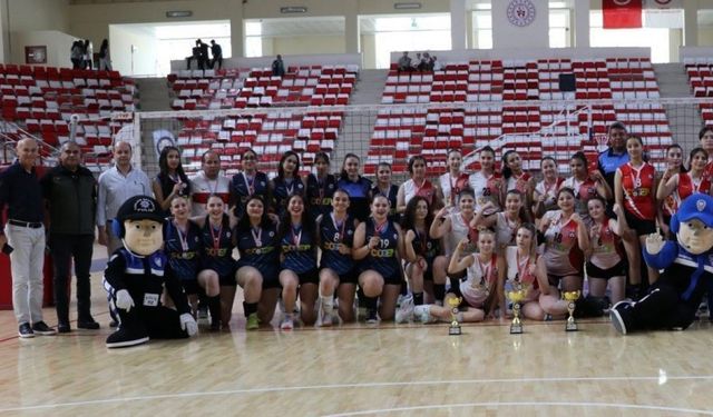 “Teknolojiyi Abartma, Geleceğini Karartma” Projesi Kapsamında Voleybol Turnuvası Tamamlandı