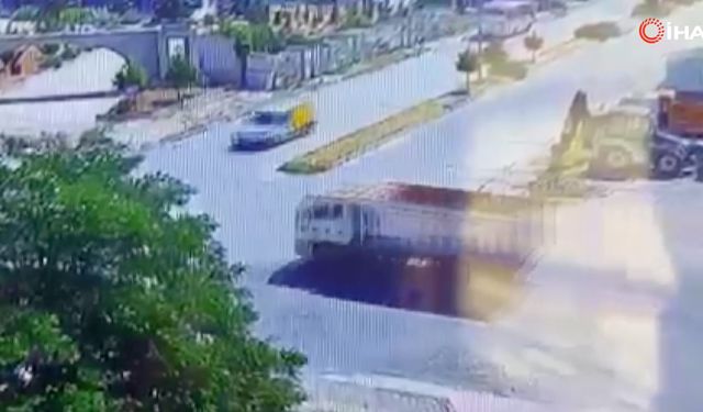 Afyon’da PTT aracı ile kamyonetin çarpıştığı kazanın görüntüsü ortaya çıktı