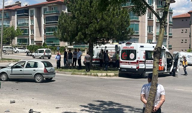 Afyon’da Harbiş Kavşağı'nda Feci Kaza: Ortalık Savaş Alanına Döndü, Yaralılar Var!
