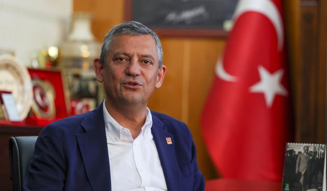 Özgür Özel CHP kürsüsüne veda etti: “Vakti gelmiş bir vedalaşmanın hüznünü taşıyarak çıktım”