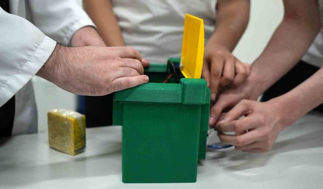 Kocaeli'de Teknik Lise Öğrencilerinden Akıllı Çöp Kovası: Koku ve Sokak Hayvanları Sorununa Çözüm