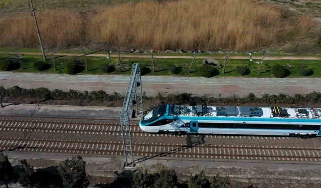 Bakan Uraloğlu: "Milli Elektrikli Hızlı Tren’imiz saatte 240 kilometre hıza ulaştı"