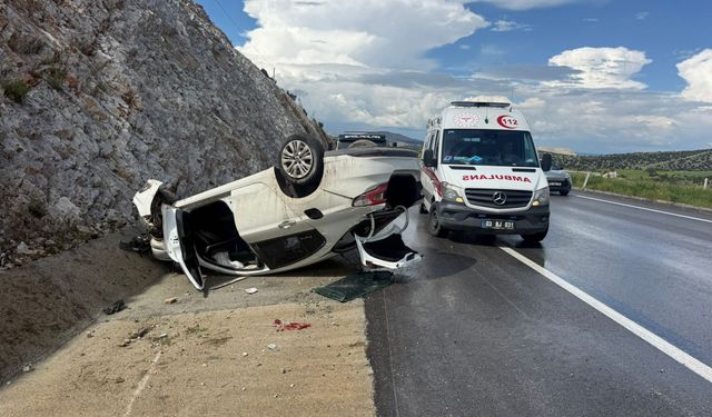 Afyon’da otomobil takla atıp refüje girdi: Yaralılar var!