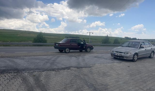 Afyon'da Korkutan Kaza: Benzinliğe Giren Araca Çarptı! Yaralılar Var...
