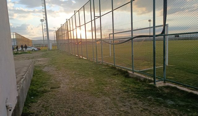 Afyon’a bu görüntü yakışmıyor: Her yer çamur, tribün yok, soyunma odası yok, WC yok!