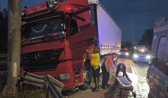 Kütahya-Afyon Yolunda Tır Sürücüsü Direksiyon Başında Fenalaştı: Direğe Çarparak Durabildi