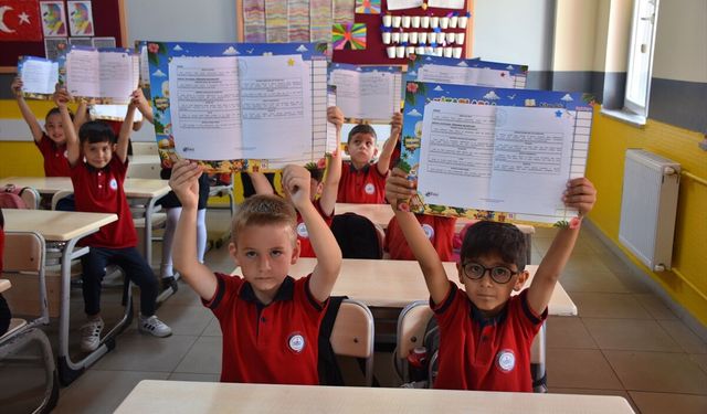 Afyon’da 143 bin öğrenci karne aldı: “Yazın da eğitimden uzak kalmayın, kitap okuyarak kendinizi eğitin"