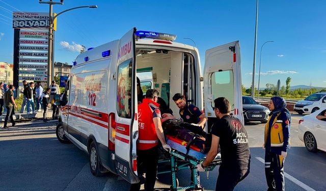 Afyon’da tur otobüsü kazası: Otomobil hurdaya döndü, yaralı var