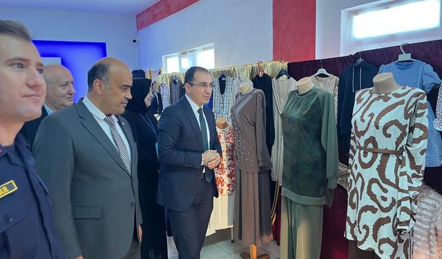 Kütahya'nın Tavşanlı ilçesinde yıl sonu sergisi: Kadınların el emeği ürünler beğeniye sunuldu