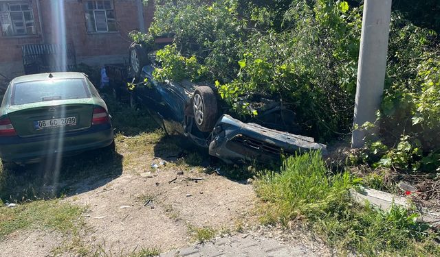 Afyon'da otomobil takla atıp evin bahçesine devrildi