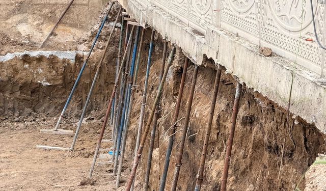 Afyon Erenler Mahallesi'nde şaşırtan güvenlik önlemi: Tonlarca duvarın altına iskele demiri dikildi