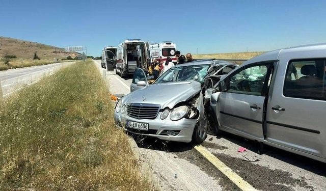 Afyon’da araçlar çarpıştı: Almanyalı gurbetçi öldü, çok sayıda yaralı var!