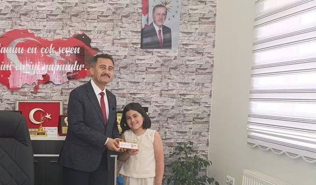 Bolvadin'li Küçük Zeynep'ten Büyük Başarı: "Kahraman Mehmetçik" Resmiyle İl Birincisi Oldu