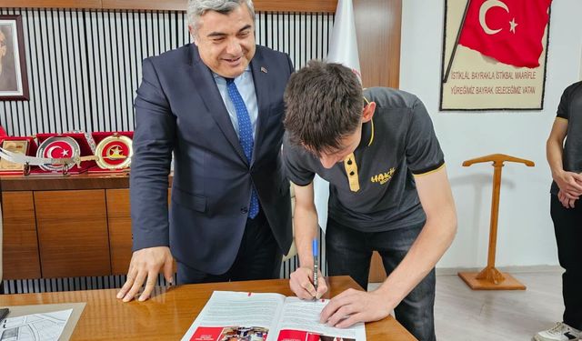 Hattat Ahmet Karahisarî Öğrencilerinden Anlamlı Hediye: "Selam Dergisi" İl Müdürü Sünnetci'ye Takdim Edildi