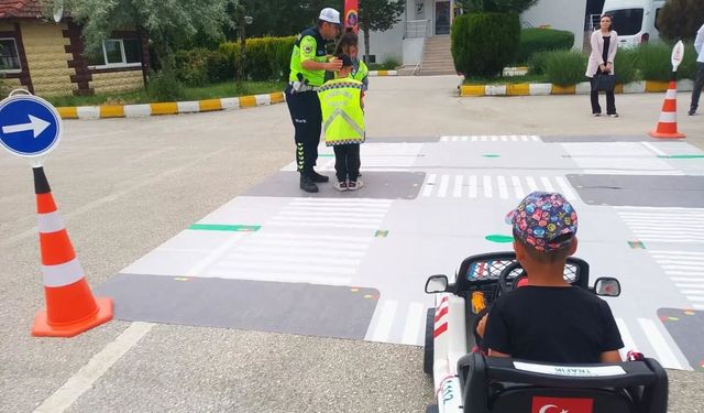 Bozüyük’te Koruma Altındaki Çocuklardan Jandarmaya Anlamlı Ziyaret