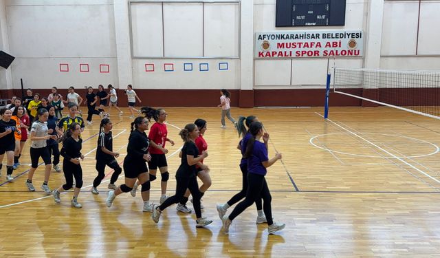Voleybolun Yeni Yıldızları Aranıyor: 50 Genç Yetenek Seçmelerde Ter Döktü