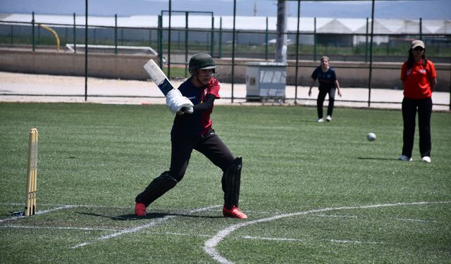 Afyon’da kadınlarda Kriket heyecanı başladı: 9 takım, 136 sporcu yarışıyor!