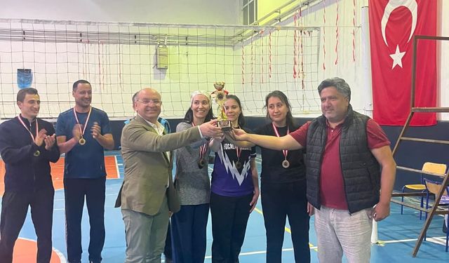 Afyon Hocalar’da Türk Eğitim-Sen rüzgarı: Voleybol turnuvası finalle sona erdi