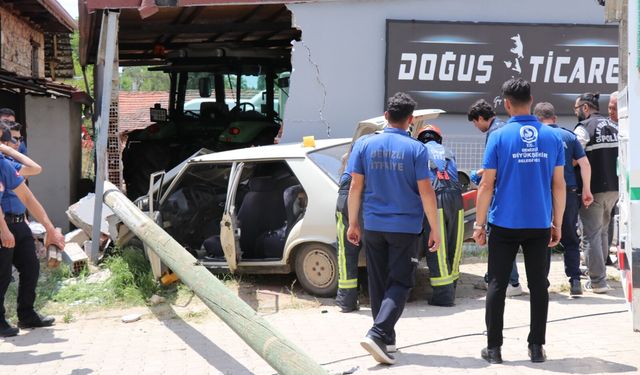 Otomobil iş yerinin duvarına çarptı: Yaşlı karı koca olay yerinde can verdi!