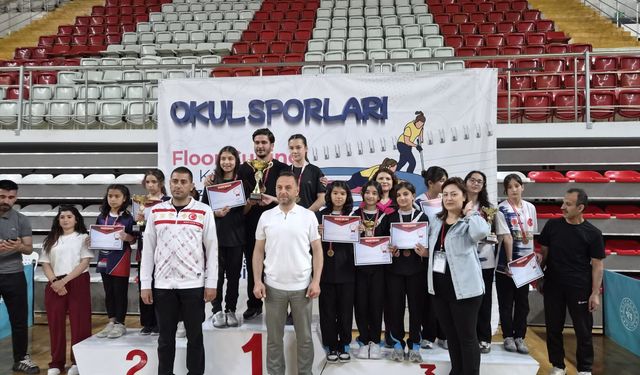 Yunus Emre Ortaokulu'ndan Türkiye Üçüncülüğü: Floor Curling'de Büyük Başarı