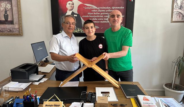 Kur'an-ı Kerim bölge birincisine anlamlı hediye: Afyonlu ustadan el emeği rahle